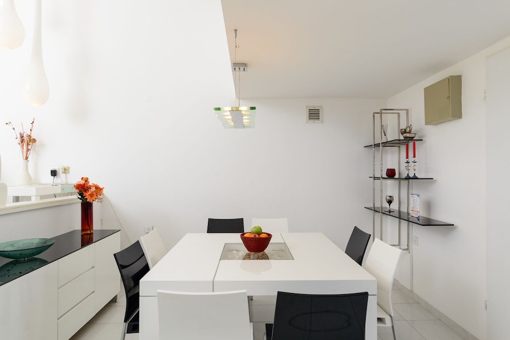 3BR Apt Steps from Sea W Parking, photo 24