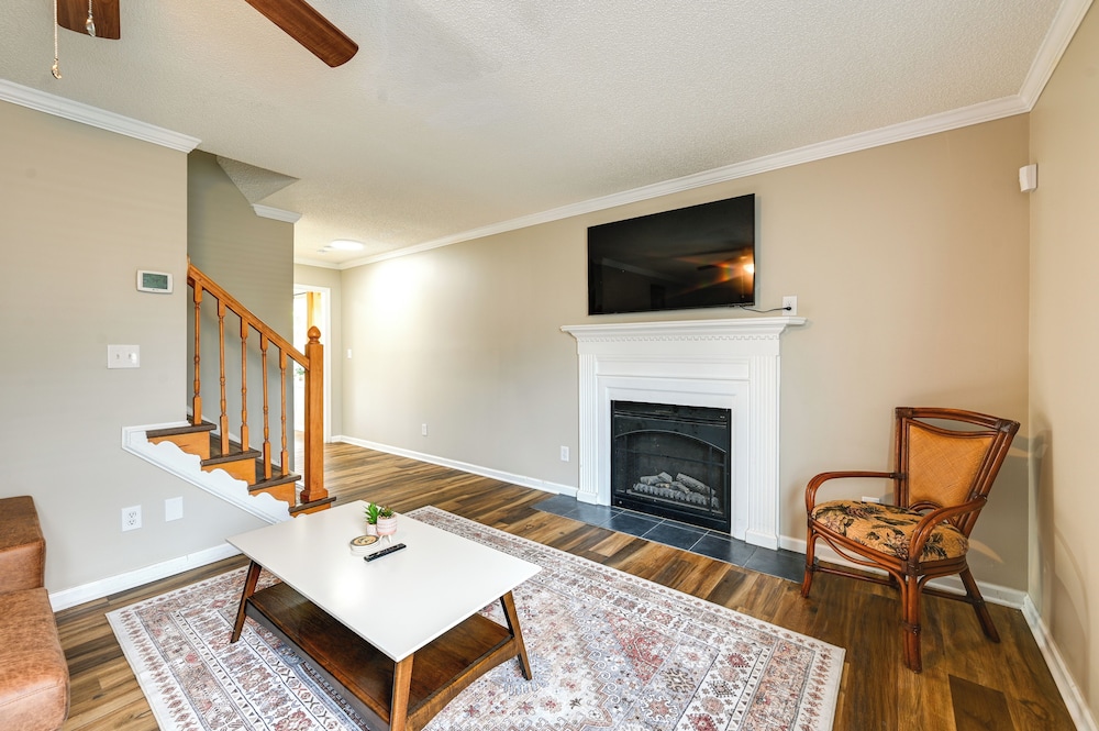 6 Mi to Med District: Greenville Home w/ Yard