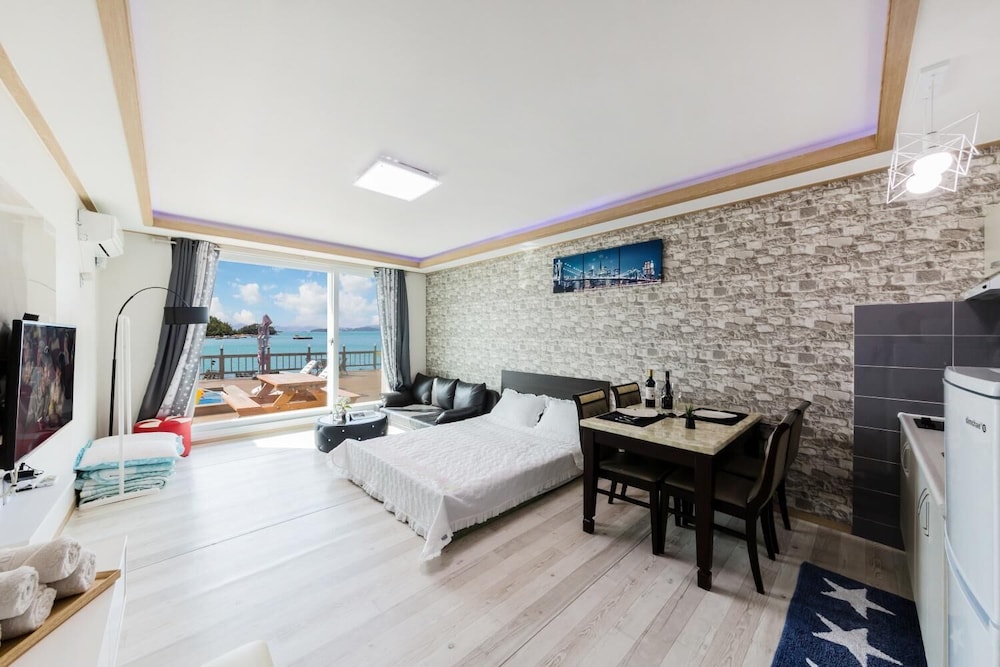 Yeosu Dolsanmaru Pension