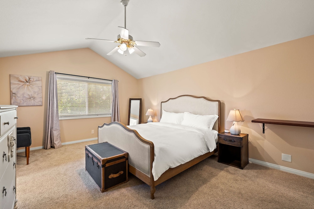 Master Bedroom With King Bed Central Location