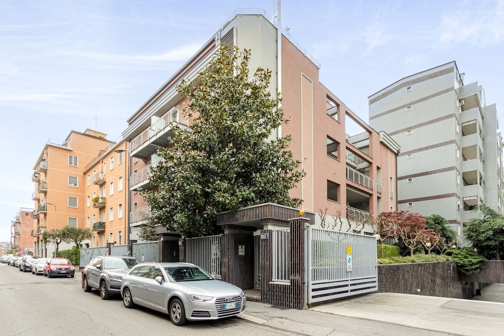 Candiani Building - Bright Spacious 1 BR w Balcony in Bovisa