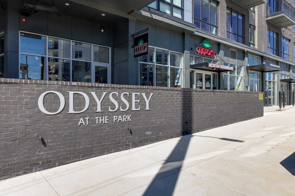 2 Units in Walkable Midtown Location, Gym+pool Honkey-tonk & Muse by Avantstay