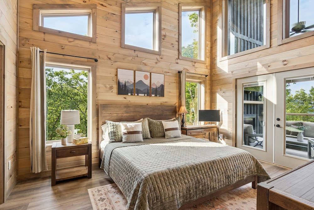 Golden Oaks Cabin 3 Bedroom Home