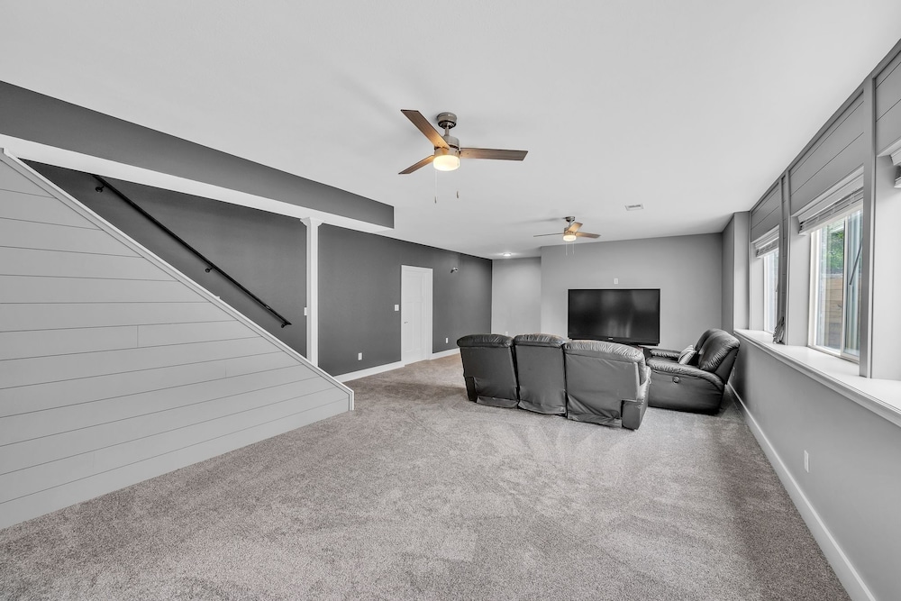 Pet-friendly Getaway With Golf & Private Patio Retreat 4 Bedroom Home