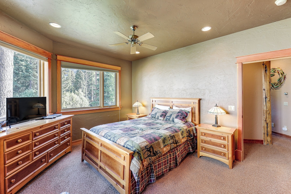 Ski-in/out, Hot Tub: Spacious Retreat in Whitefish