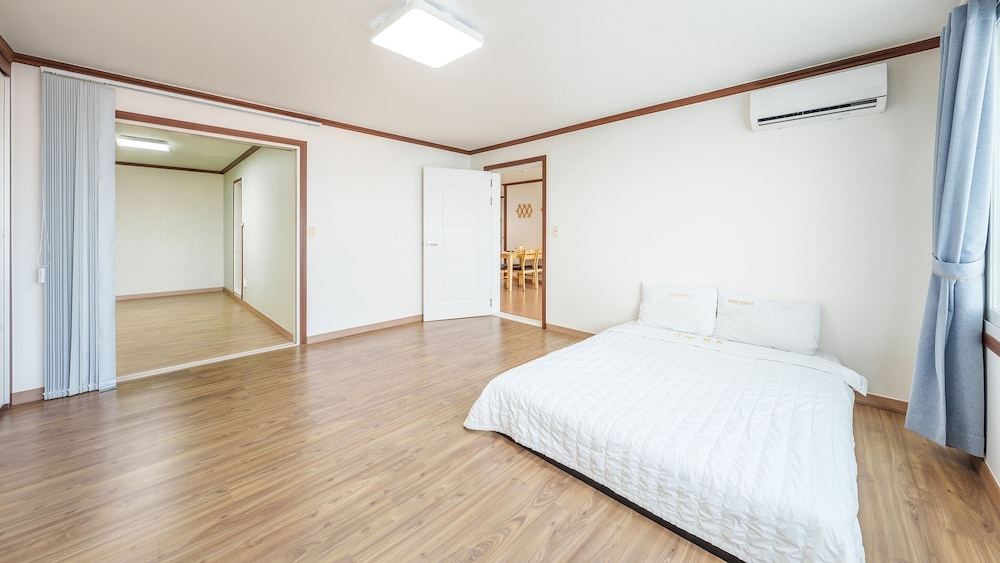 Geoje Kkachi and Santorini Pension