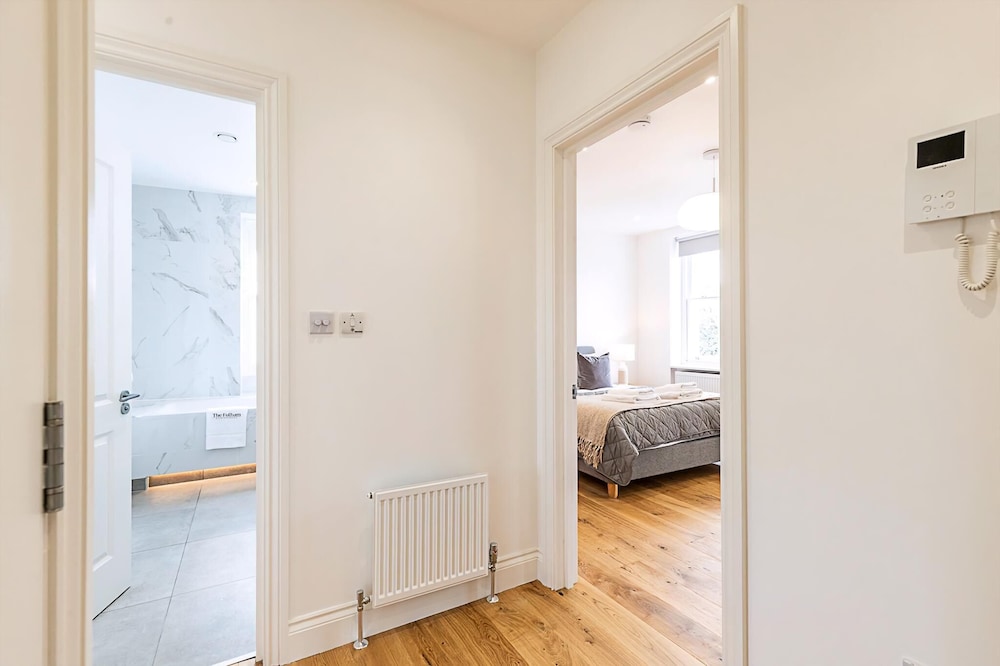 Light & Luxury Chelsea Apartment: Private Balcony!