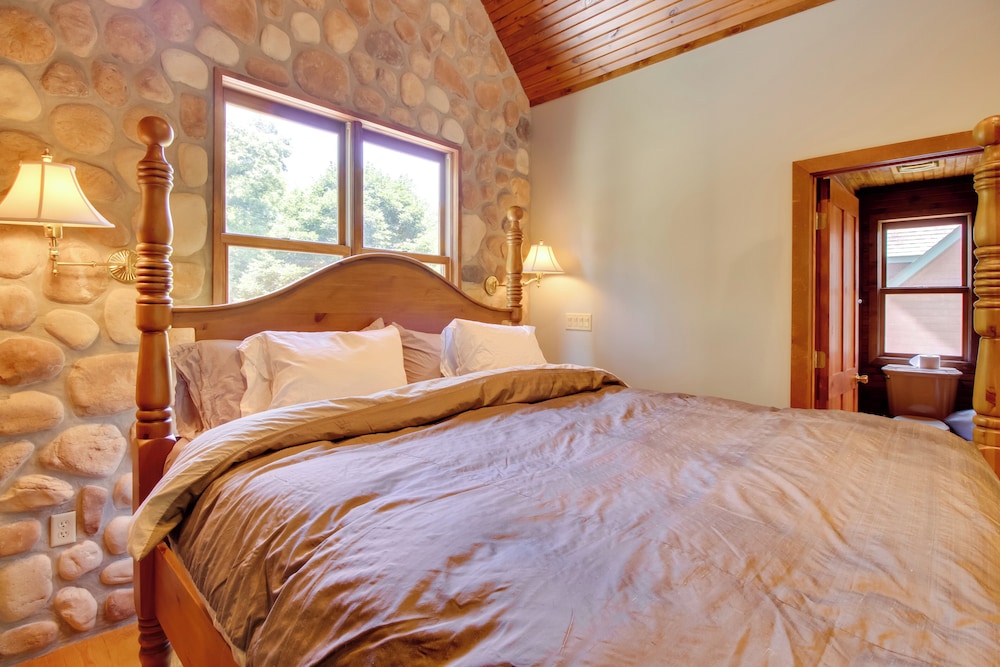 Dock Access: Romantic River Retreat in Gassville
