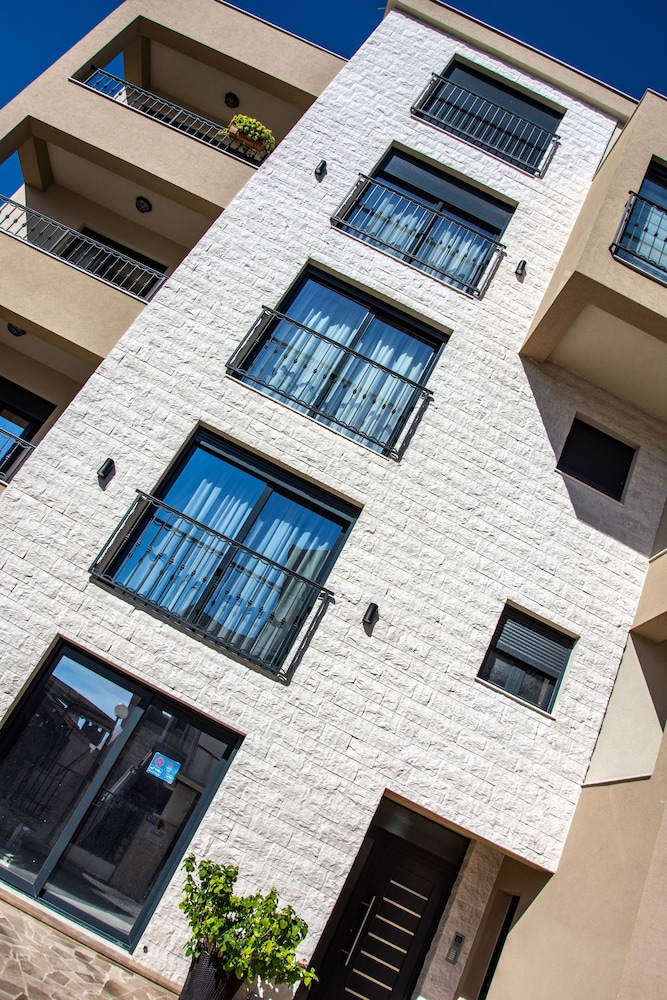 Hotel Apartmani Ralux Tivat - Image 1