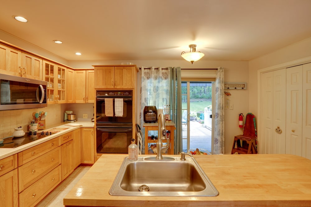 Pittsfield Home w/ Deck - 12 Mi to Jiminy Peak!
