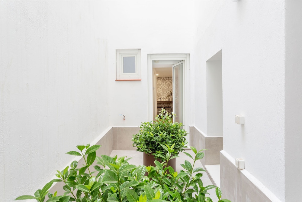 Lovely 2-bedroom Apartment in Exclusive Area of Madrid Madrazo V