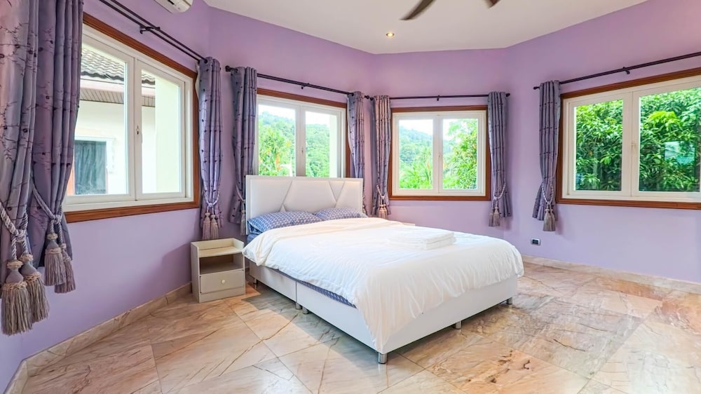 7 Bedroom Pool Villa in Kathu SV1