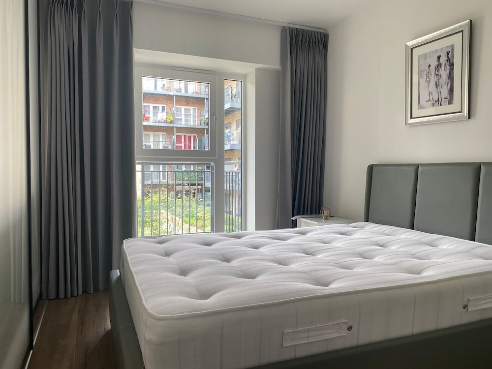 Sunny Gardens 3-bed Apartment in London