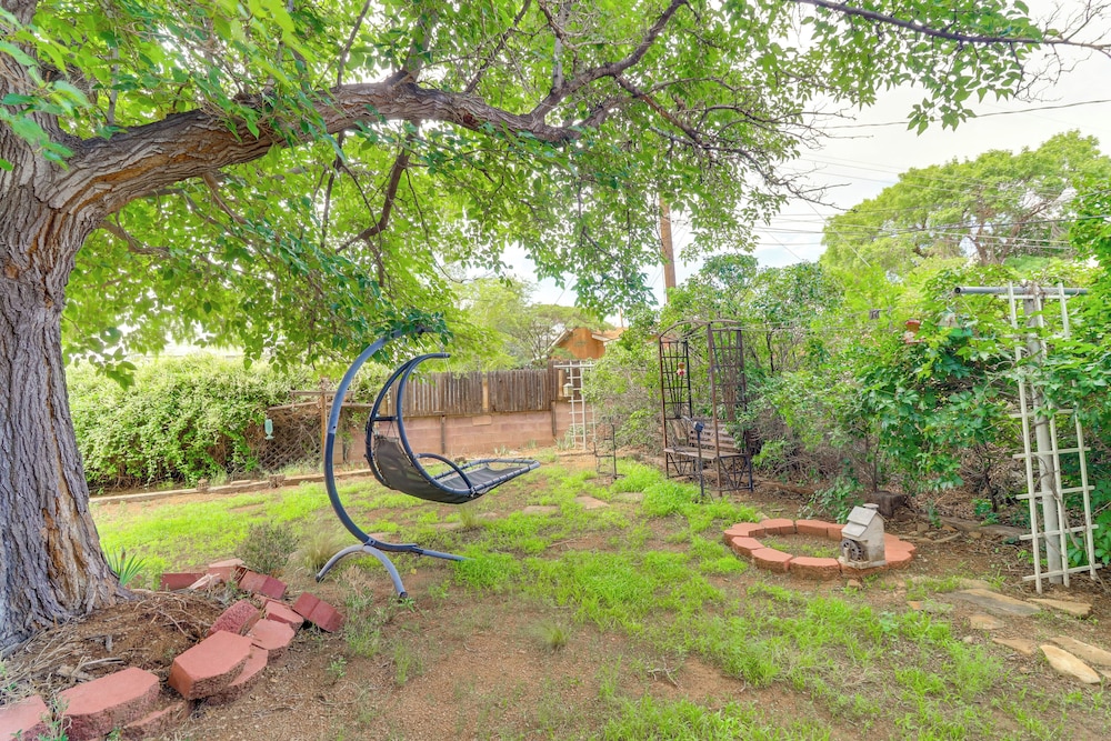 Pets Welcome: Hot Tub Haven in Albuquerque!