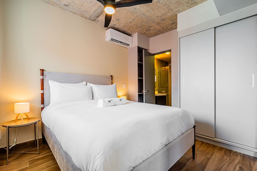 w Splendid 1BR in the Heart of Centriqo