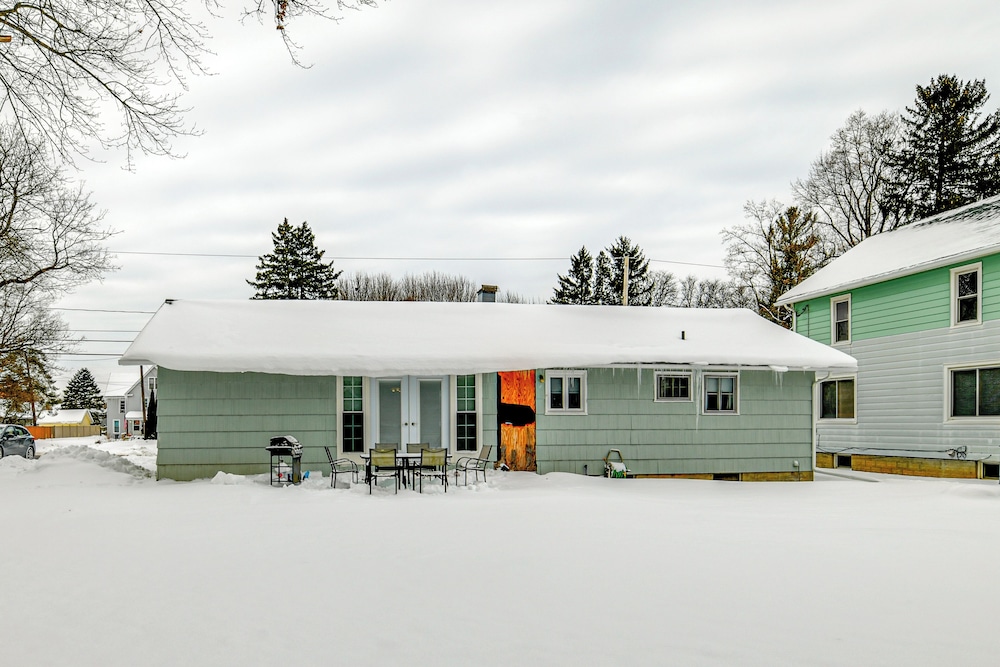 4 Mi to Dtwn: Pet-friendly Home in Utica