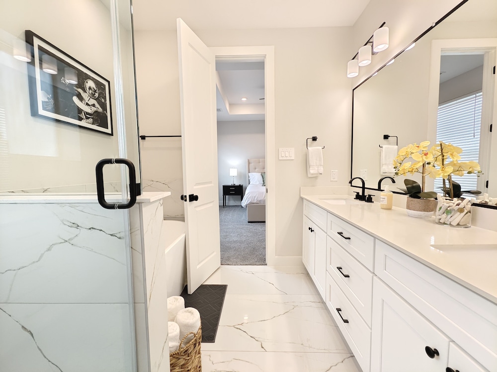 Northside Retreat Chic 3 Bdr, Pet Friendly! - Image 3