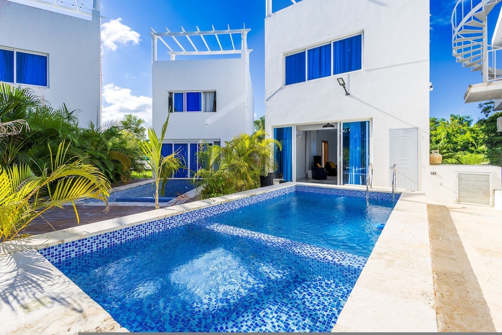Relaxing 3-bedroom Villa With Pool Rooftop Jacuzzi in a Secluded Setting
