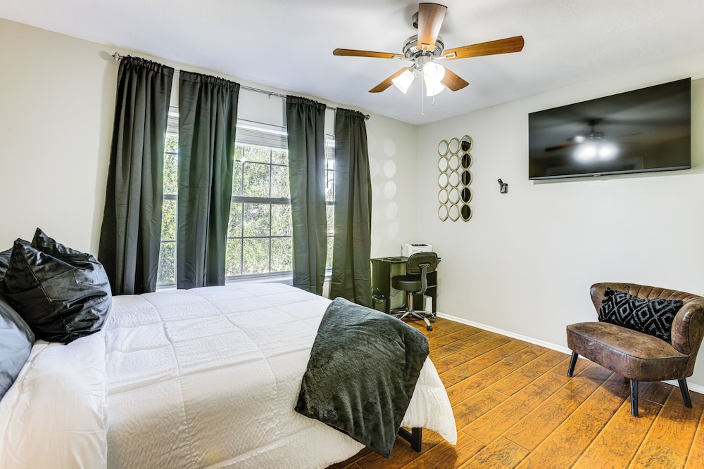 Solar-powered Home w/ & Game Room & Gym in Houston