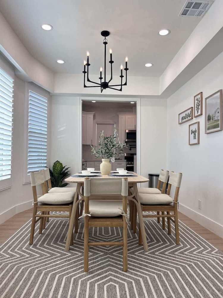 Cozy Retreat Near Downtown Perfect for Families