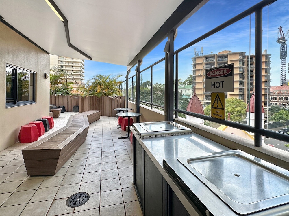 Brisbane Apt Near Dining, Shops and River Walks