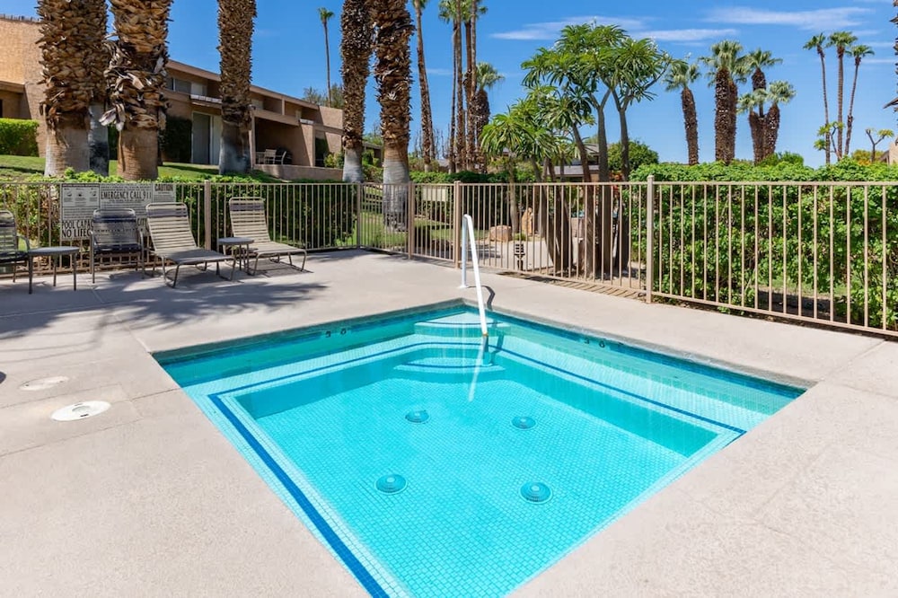 Desert Flower- Ironwood CC Condo Pool Spa