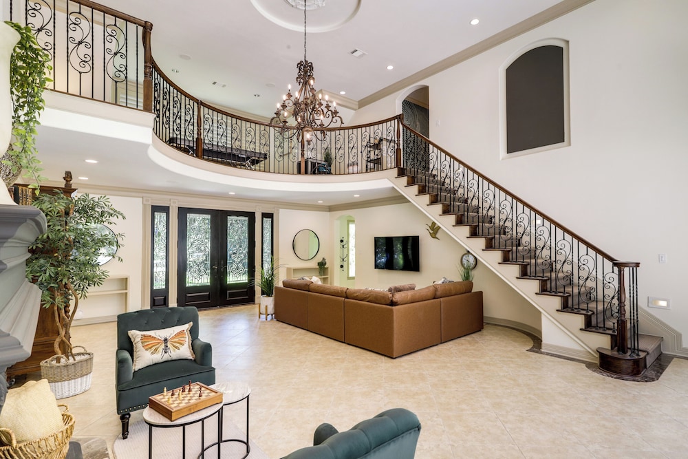Private 25 Acre Estate w/ Lake: Fish & Canoe!