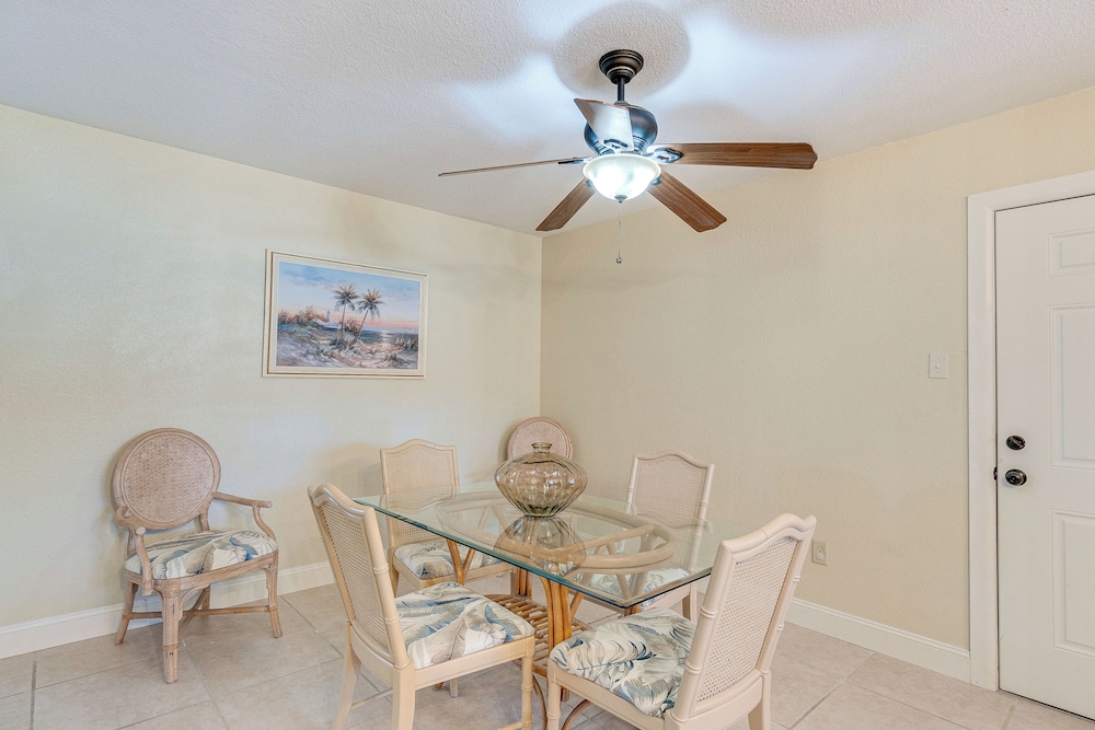 4 Mi to Warm Mineral Springs: Canal-front Getaway
