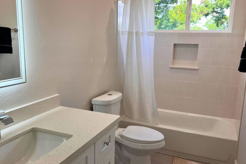 Gated 3BR Home 10 Mins Downtown