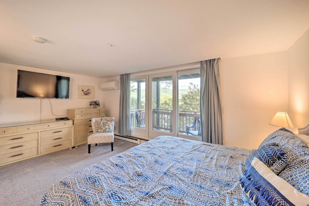 Walk to Ski Resort: Sugar Mountain Haven w/ Views!