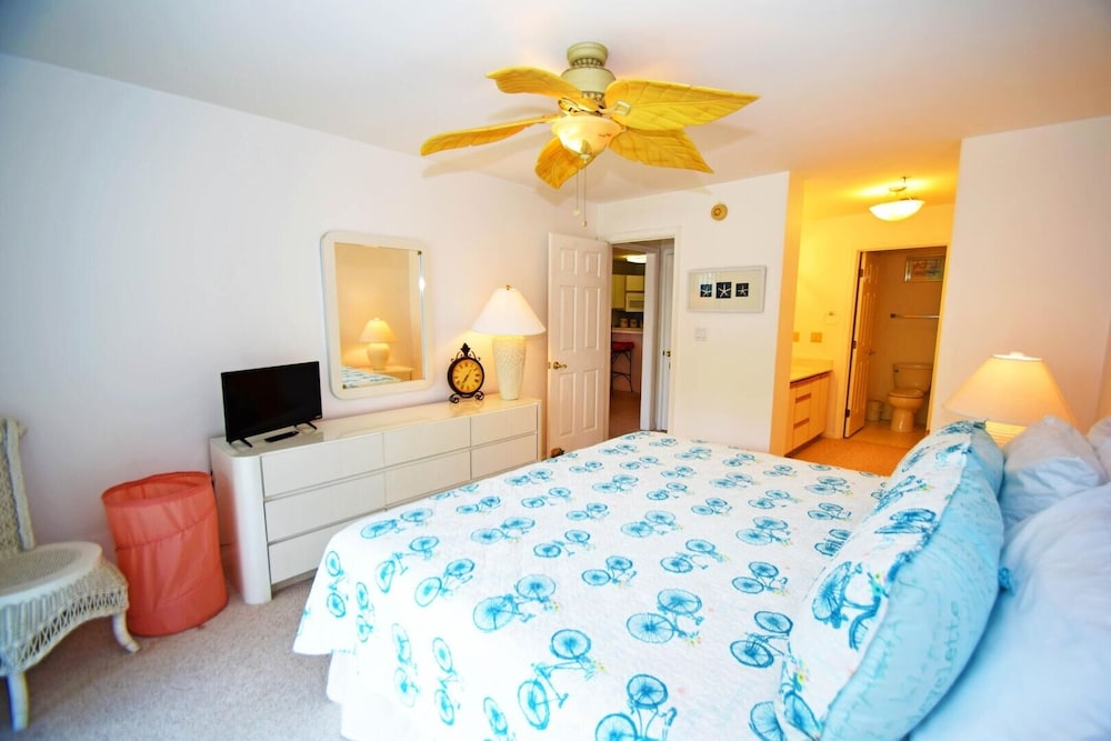 Harbour Club G7 2 Bedroom Condo by RedAwning view 5