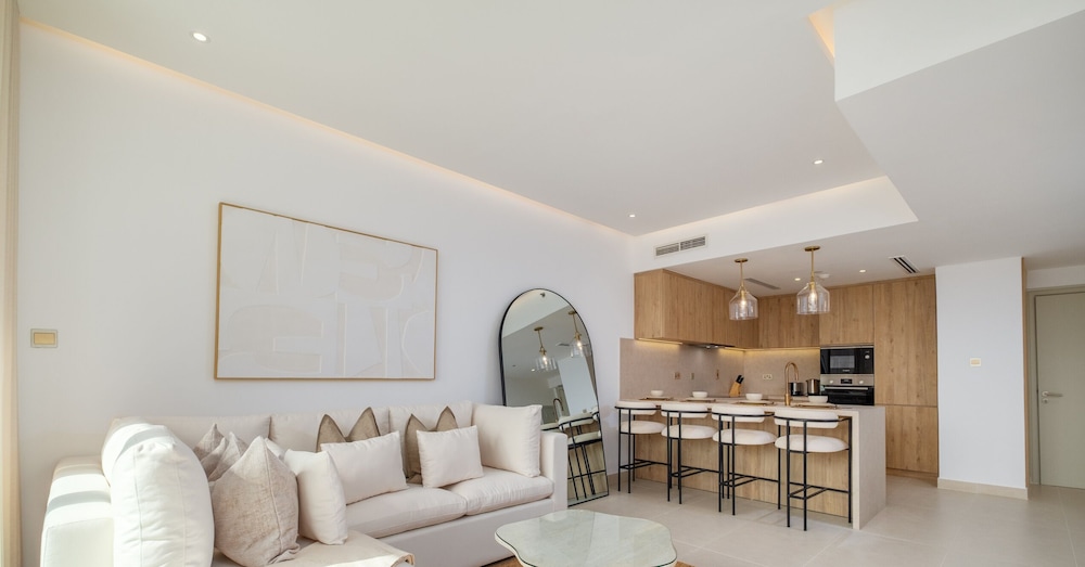 LUX The Modern Golf Skyline Suite