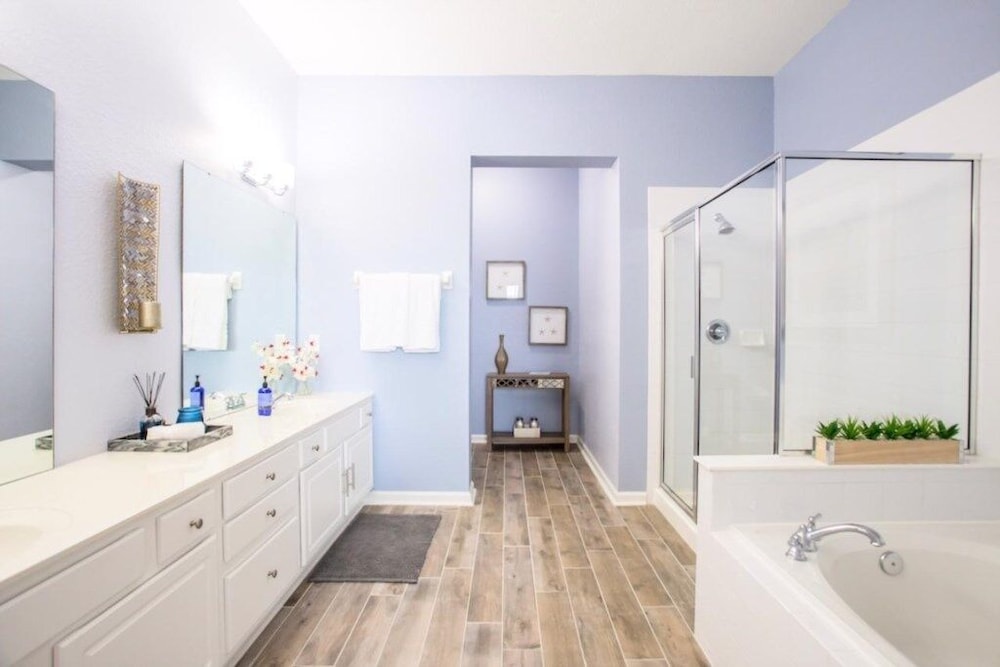 Lakeview Penthouse Elegance 3 Bedroom Condo by RedAwning
