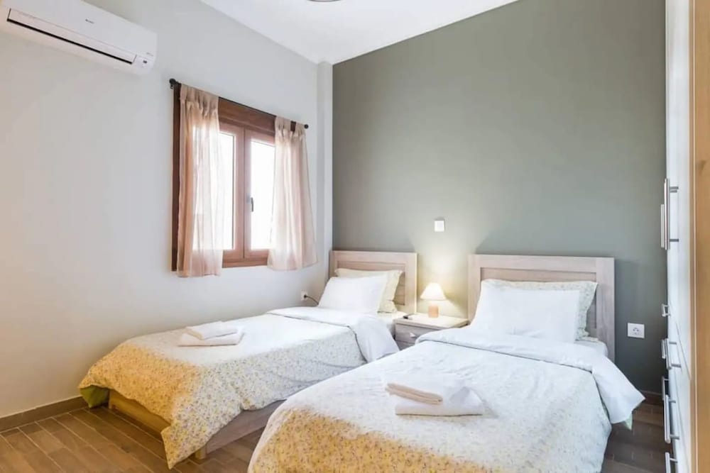 Cozy Apartment for 4 Persons at Thiseio Cozy Apartment for 4 Near Acropolis at Thissio