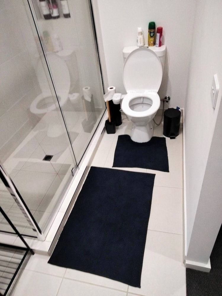Modern & Cosey 4bedroom House Walk to Beach