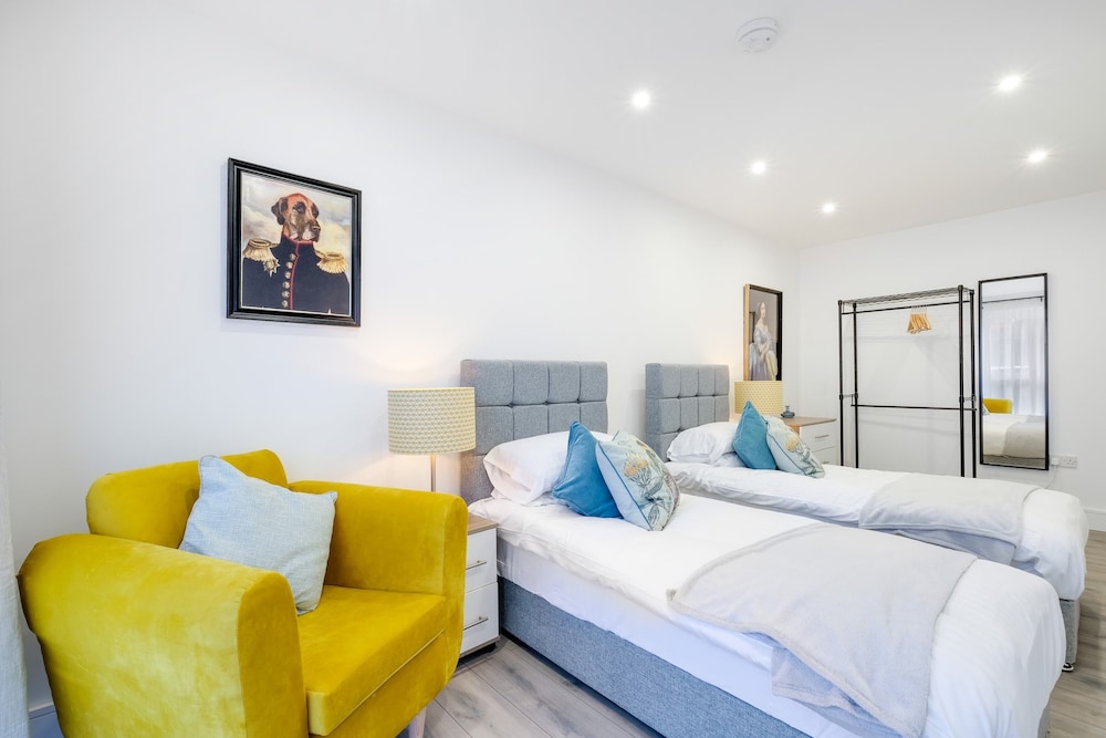 Luxury 1 & 2 bed Apartment free parking view 4