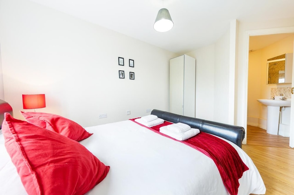 Bristol Luxury Apartment with Parking view 3
