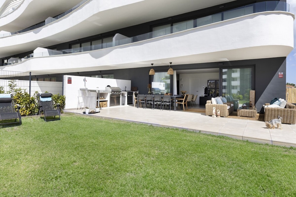 Luxury Apartment With Garden in Higueron