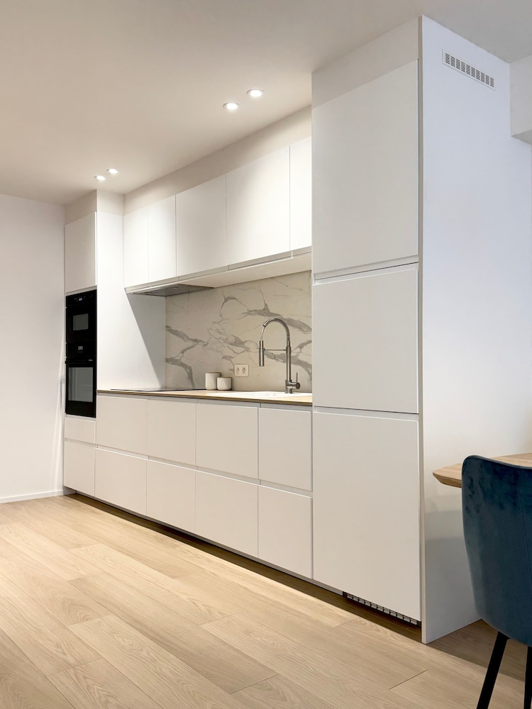 Spacious Bright Apartment Steps From the Beach i