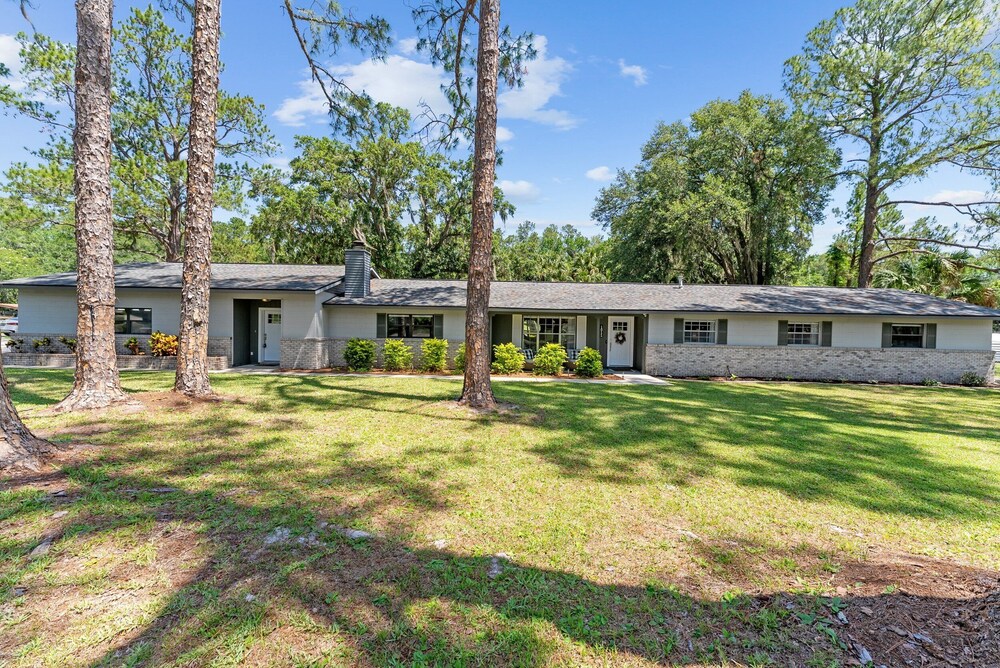 Designer Pet-friendly Retreat With Heated Pool 5 Bedroom Home