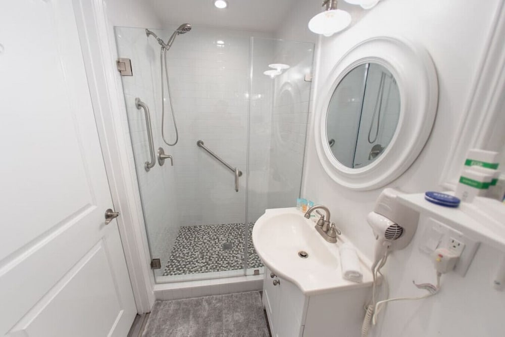 Updated 1BR House in Glendale With Private Fenced Yard p55