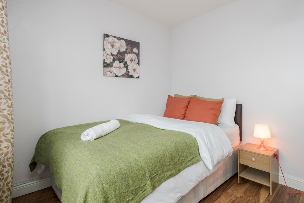 Dagenham Dream House - 4 Bedrooms view 4