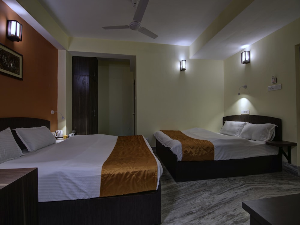 OYO 13465 Greendot Hotel