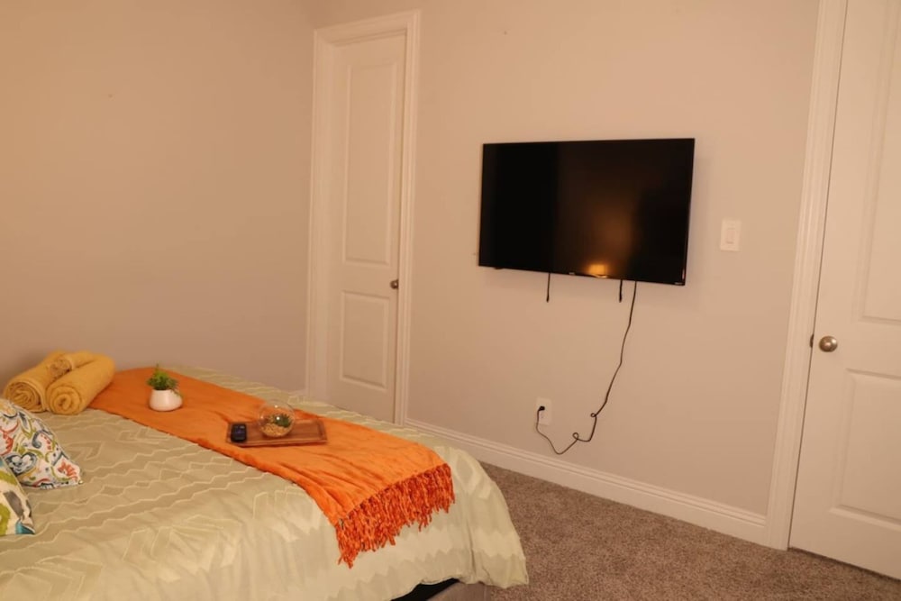 Spacious Home w Putting Green -for Extended Stays
