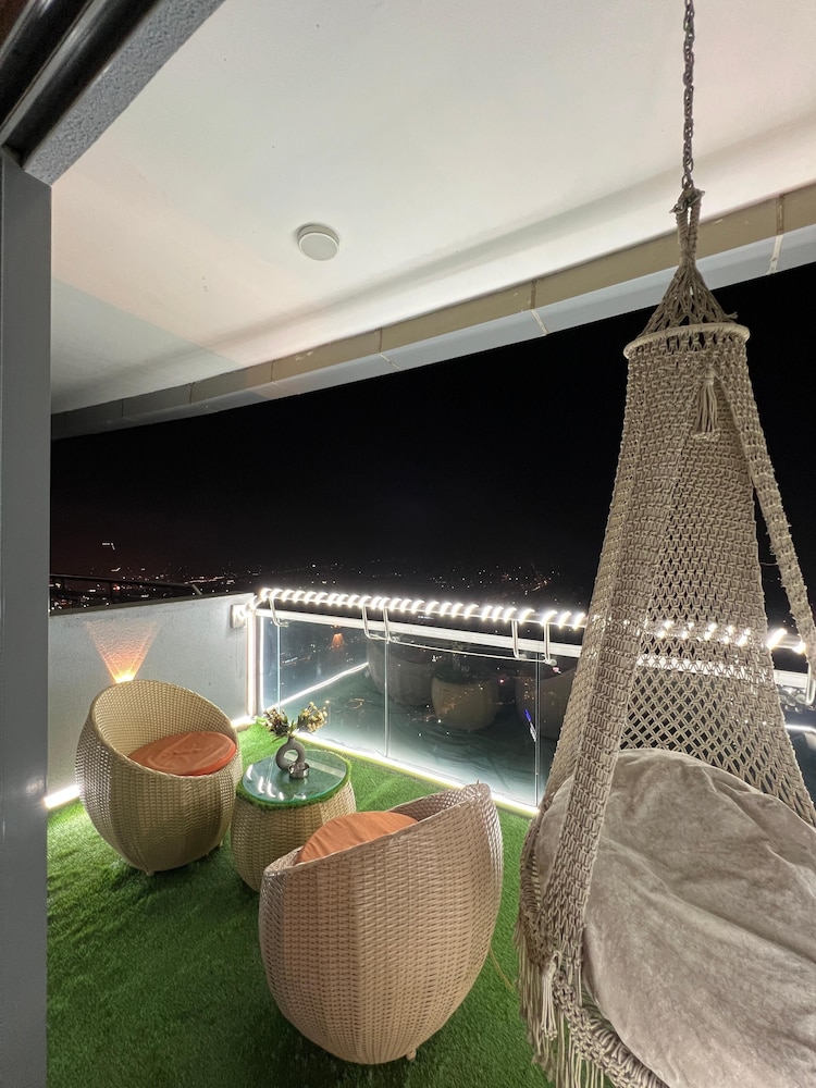 41 Floor River View - TheRoomeraStay