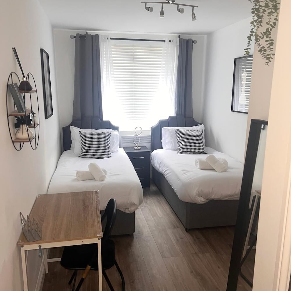 City Retreat Birmingham - Modern 2 Bed Apartment view 4