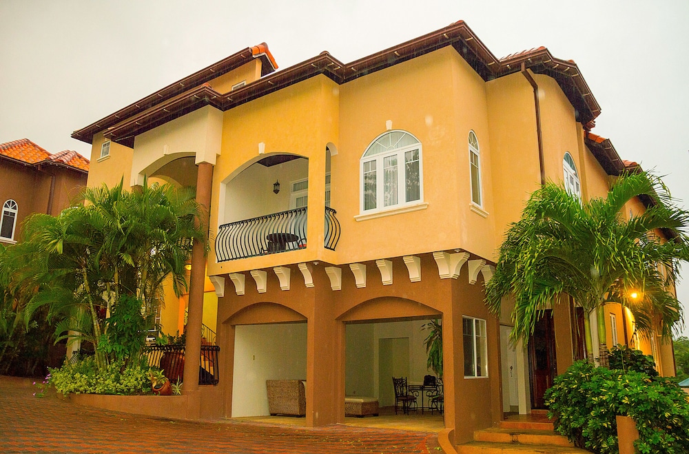 2 Bdrm Apartment at Runaway Bay