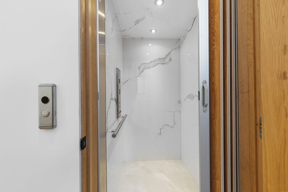 Melvin - Modern Contemporary Estate w/ Backyard + Pool & Spa