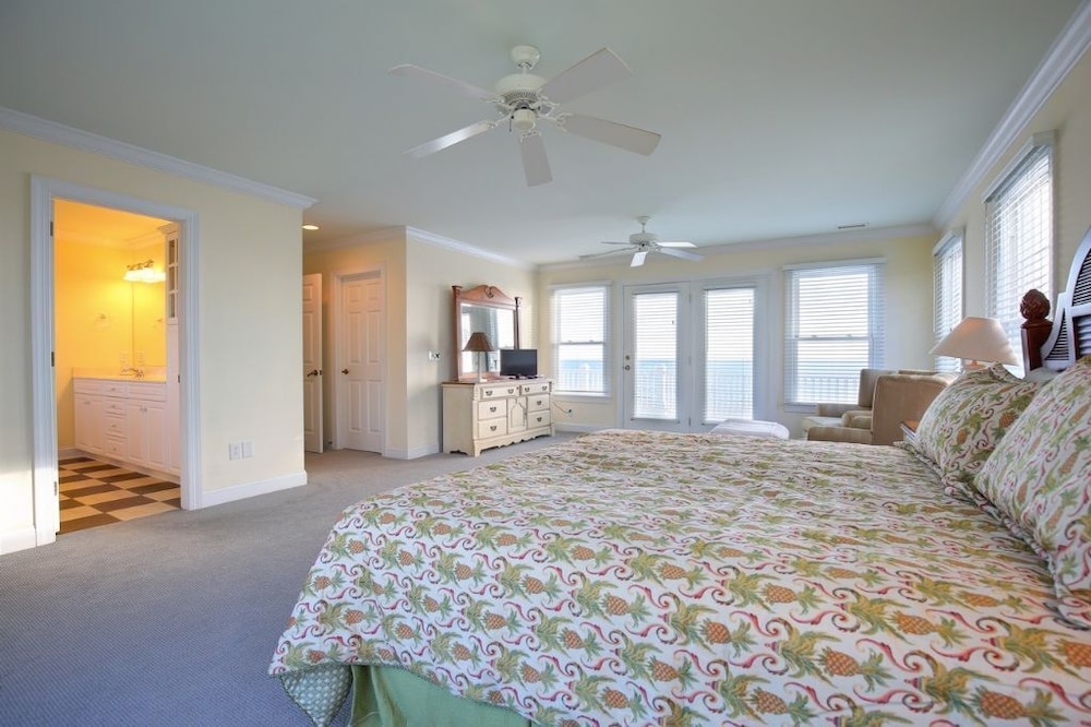 Sweet Dreams Private 4 Bedroom Home by RedAwning