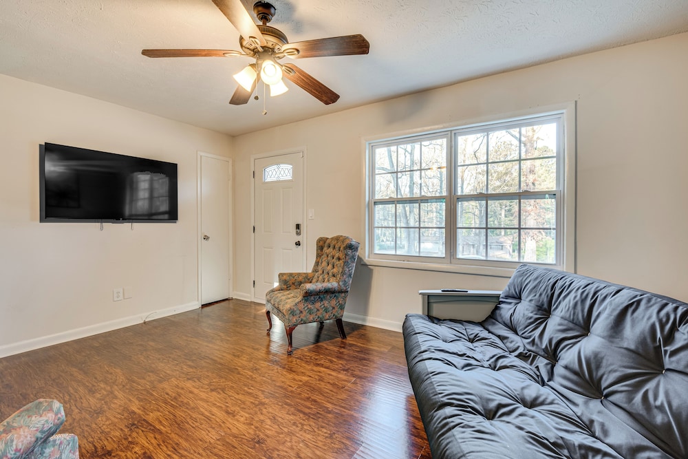 18 Mi to Downtown Atlanta: Quiet Home w/ Fire Pit